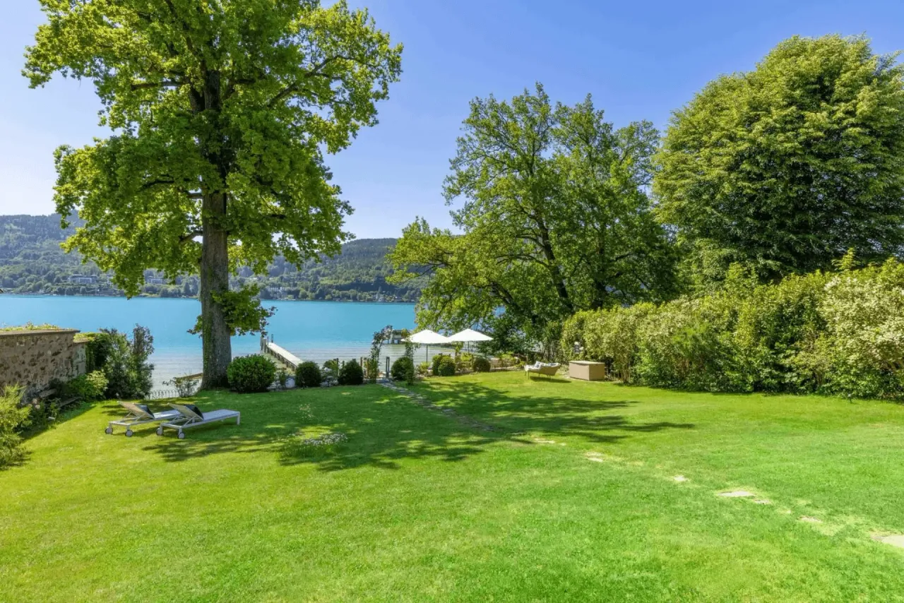 Weitläufiger Garten mit Seeblick